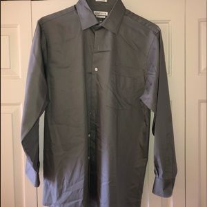 Men’s Van Heusen long sleeve dress shirt